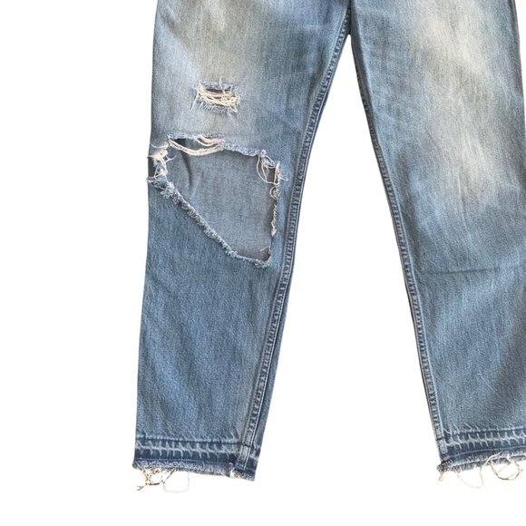 Abercrombie Medium Wash Denim Raw Hem Distressed Capri's - Picture 4 of 6